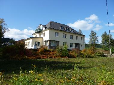 Sommeransicht des Hauses direkt am Ederh�henweg