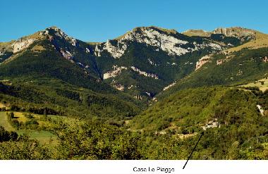 Der Weiler eingebettet in Natur