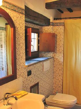 Badezimmer mit WC und Bidet, Dusche