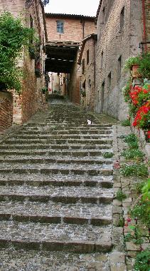 Sarnano ist eine wunderschne historischje Stadt mit vielen Treppen