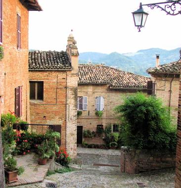 Sarnano mit dem Blick auf die Sibillina