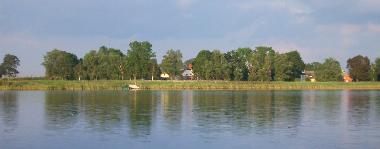 Blick ber das Wasser nach Zessin