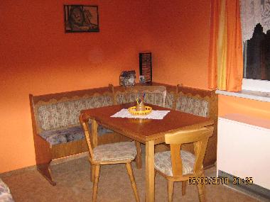 Kinderzimmer mit Sitzecke und Tisch