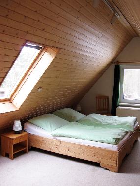 eins der zwei Schlafzimmer