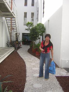 Vom 24 Stunden bewachten Hauseingang geht