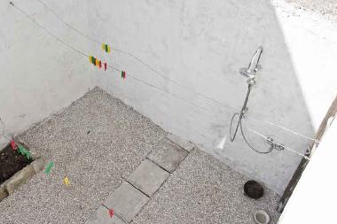 Hof mit Dusche