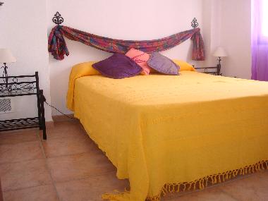 Kleines Schlafzimmer mit gro�em Bett (1,5 x 2 m) 