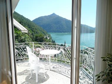 Kleine Terrasse mit Ausblick auf den Lago di Lugano
