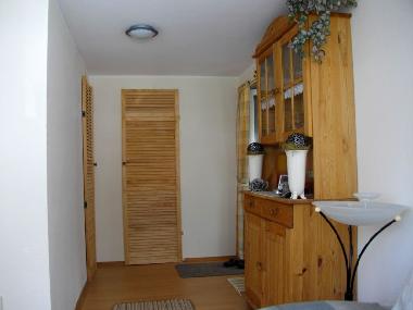 Links zum Schlafzimmer, rechts zur Serre, gerade aus Bad und Toilette.