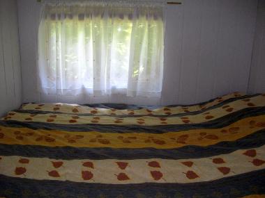 Schlafzimmer mit Doppelbett.