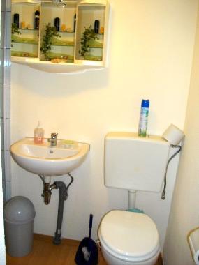 Toilette, neben die Dusche.