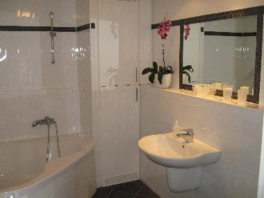 Badezimmer mit Eckbadwanne/Dusche