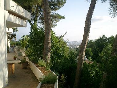 Untere Terrasse und Garten