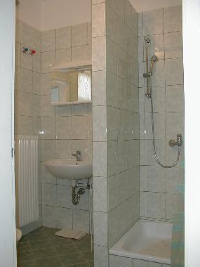 Badezimmer mit Dusche-WC