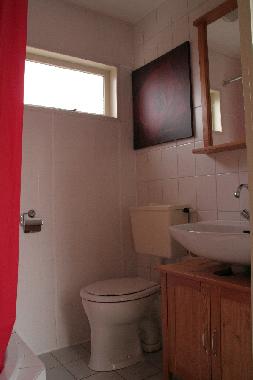 Badezimmer mit Waschbecken, Toilette und Douche, Babywanne, Kindertpfchen und -toilettenaufsatz.