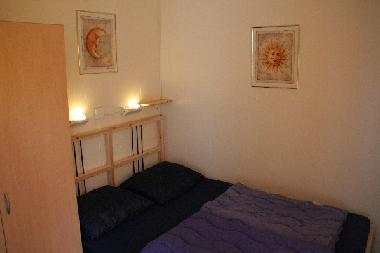 Schlafzimmer 2 mit kiefer Doppelbett mit Leselampen, Doppelschrank, 2 Kopfkissen und 2 Bettdecken