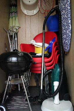Abstellraum mit Kugelgrill, extra Gartensthle, Sonnenschirm mit Stnder, Babywanne, Bgelbrett, Ws