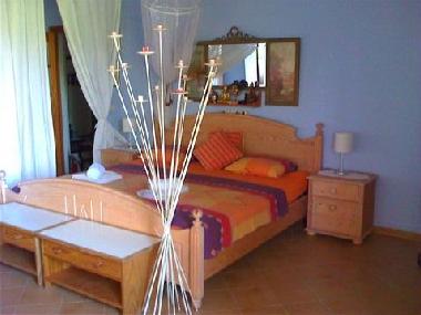 Schlafzimmer mit Queensize-Bett