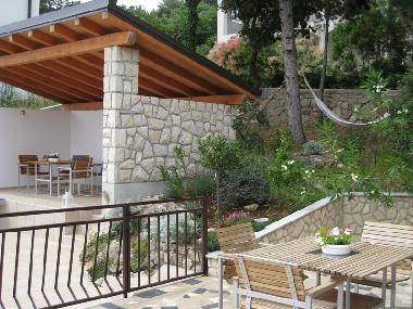 Schwimmbadhaus + Sitzpltzen + Garten mit Hngematte  