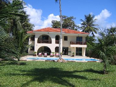 Die Villa miet fiele Cocosbaumen und sch�nen Garten.