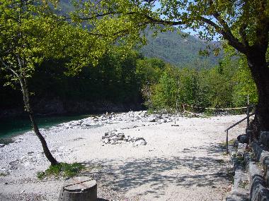 Sandbadeplatz vor Ort an der Maggia