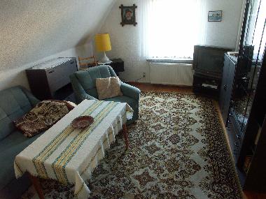 Wohnzimmer mit TV Radio und Sessel