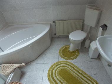 Badezimmer mit Dusche, WC