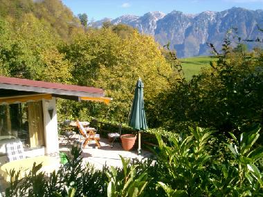 Hausansicht mit Terrasse