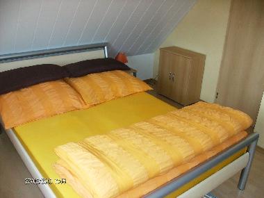 Schlafzimmer oben hinten mit Doppelbett 