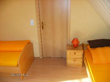 Durchgangszimmer zum hinteren Schlafzimmer mit 2 Einzelbetten