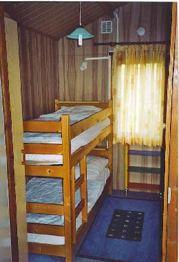Kinderzimmer mit stabilem Hochbett (zzgl. Absturzsicherung)