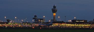 Flughafen Amsterdam-Schiphol bei Nacht