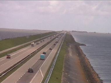 Afsluitdijk, rechts Nordsee, links Ijsselmees