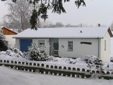 Unser Ferienhaus im Winter, Loipe und Rodelwiese vor der Haustr, Schlitten vorhanden
