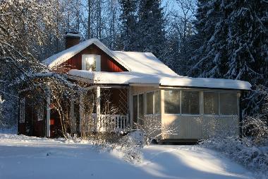 Haus Hundviken im Winter mit neu erbauter Terrasse