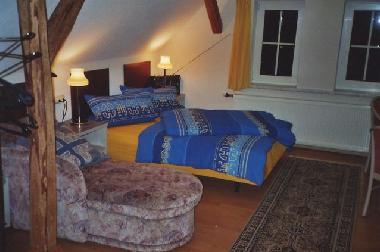 Der Wohn-/Schlafraum im DG