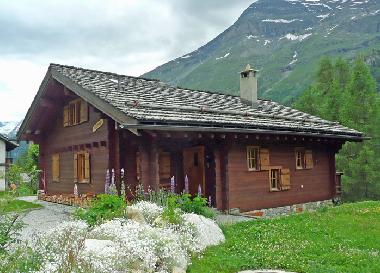 Ebenerdiger Zugang mit Parkplatz vor dem Haus