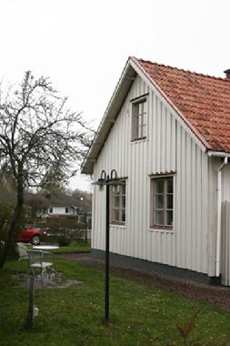 Garten mit Sitzplatz im Schatten
