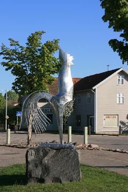 Torss, 5 km weg, ist  Zentralort mit 3.000 Einwohner. Geschfte, Holzwerk, Cafs.