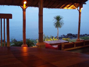 Abendstimmung im Restaurant, mit Blick auf das Meer