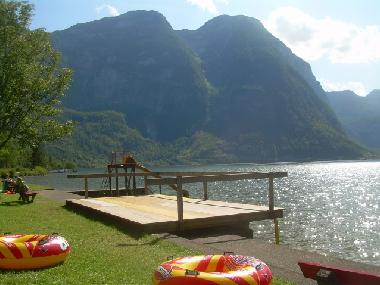 Badeinsel am Hallst�tter See in Obertraun mit Kinderrutsche, Spileplatz u. Schiffs- sowie Bootsanleg
