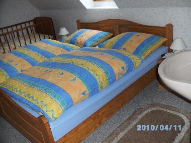 Schlafzimmer mit Babybett