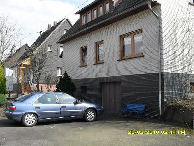 Blick auf den Autostellplatz und Garage (Unterstellen der Fahrr�der & Motor�der)