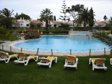 groer Pool mit Kinderbecken (und Kinderspielplatz)