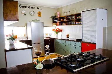 Mikrowelle, Wasserkocher, Besteck und Geschirr f�r die G�ste.