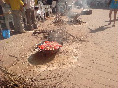 Die Dorfbewohner laden manchmal zum Essen