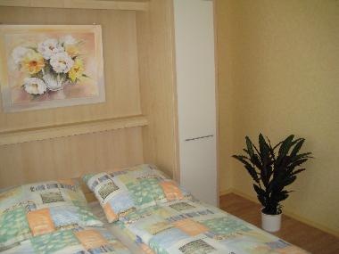 Schlafzimmer mit Tisch und Sthle