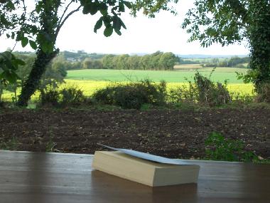 Blick vom Grundst�ck bis zu den Montagnes Noires mit Sitzgelegenheit unter dem Walnussbaum