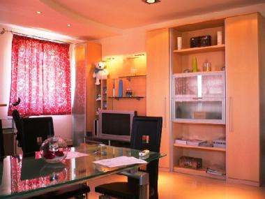 Das Wohnzimmer mit Schrank und Bareinheit