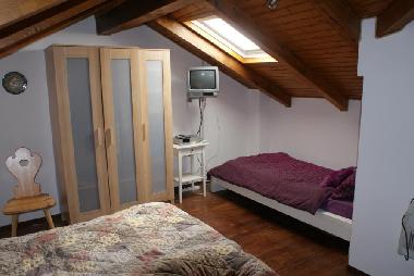 Schlafbreich mit Einzelbett, gro�en Schramk und SAT-TV